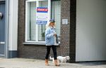 Aalsmeer 29 april 2015
Bonnie st Claire loopt met haar hondjes voorbij haar nieuwe huis.
