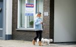 Aalsmeer 29 april 2015
Bonnie st Claire loopt met haar hondjes voorbij haar nieuwe huis.