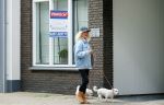 Aalsmeer 29 april 2015
Bonnie st Claire loopt met haar hondjes voorbij haar nieuwe huis.