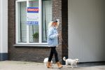 Aalsmeer 29 april 2015
Bonnie st Claire loopt met haar hondjes voorbij haar nieuwe huis.