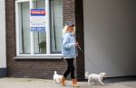 Aalsmeer 29 april 2015
Bonnie st Claire loopt met haar hondjes voorbij haar nieuwe huis.