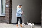 Aalsmeer 29 april 2015
Bonnie st Claire loopt met haar hondjes voorbij haar nieuwe huis.