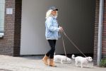 Aalsmeer 29 april 2015
Bonnie st Claire loopt met haar hondjes voorbij haar nieuwe huis.