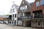 Aalsmeer 29 april 2015
Bonnie st Claire loopt met haar hondjes voorbij haar nieuwe huis.