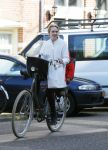 Amsterdam 14 april 2015  
Bracha v Doesburgh met dochter op de fiets