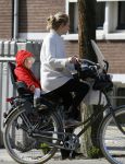 Amsterdam 14 april 2015  
Bracha v Doesburgh met dochter op de fiets