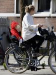 Amsterdam 14 april 2015  
Bracha v Doesburgh met dochter op de fiets