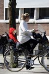 Amsterdam 14 april 2015  
Bracha v Doesburgh met dochter op de fiets