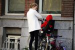 Amsterdam 14 april 2015  
Bracha v Doesburgh met dochter op de fiets
