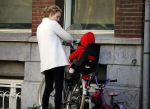 Amsterdam 14 april 2015  
Bracha v Doesburgh met dochter op de fiets