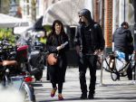 Amsterdam 30 april 2015
Carice v Houten met haar vriend Kees v Nieuwkerk op de cornelis schuytstraat