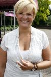 Vlijmen 18 juni 2007
Carolien Tensen met dochter Loote, Carolien heeft door scooter ongeluk een stukje vinger verloren.
Peter Smulders bv