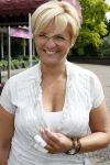 Vlijmen 18 juni 2007
Carolien Tensen met dochter Loote, Carolien heeft door scooter ongeluk een stukje vinger verloren.
Peter Smulders bv