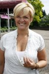 Vlijmen 18 juni 2007
Carolien Tensen met dochter Loote, Carolien heeft door scooter ongeluk een stukje vinger verloren.
Peter Smulders bv