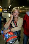Schiphol 19 september 2005
Carolien Tensen vertrekt naar kilimajaro met 3 heren Hans Robert en Titus Kramer. met gsm
Peter Smulders bv