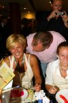 Laren 21 mei 2003

borden beschilderen voor het goede doel in het restaurant van Rene Froger
carolien tensen met frank wisse en lotte

Peter Smulders bv