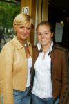 Laren 21 mei 2003

borden beschilderen voor het goede doel in het restaurant rene froger
carolien tensen met dochter lotte

Peter Smulders bv