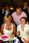 Laren 21 mei 2003

borden beschilderen voor het goede doel in het restaurant van Rene Froger
carolien tensen met frank wisse en lotte

Peter Smulders bv