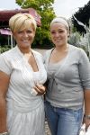 Vlijmen 18 juni 2007
Carolien Tensen met dochter Loote, Carolien heeft door scooter ongeluk een stukje vinger verloren.
Peter Smulders bv