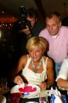Laren 21 mei 2003

borden beschilderen voor het goede doel in het restaurant van Rene Froger
carolien tensen met frank wisse en lotte

Peter Smulders bv