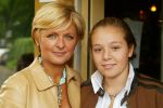 Laren 21 mei 2003

borden beschilderen voor het goede doel in het restaurant rene froger
carolien tensen met dochter lotte

Peter Smulders bv