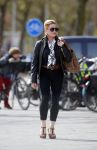 Amsterdam 13 april 2015  
Connie Breukhoven en vriend Eugene v Dun eten ijsje bij pisa