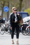 Amsterdam 13 april 2015  
Connie Breukhoven en vriend Eugene v Dun eten ijsje bij pisa