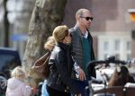 Amsterdam 13 april 2015  
Connie Breukhoven en vriend Eugene v Dun eten ijsje bij pisa