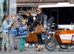 Amsterdam 13 april 2015  
Connie Breukhoven en vriend Eugene v Dun eten ijsje bij pisa