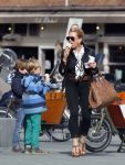 Amsterdam 13 april 2015  
Connie Breukhoven en vriend Eugene v Dun eten ijsje bij pisa