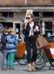 Amsterdam 13 april 2015  
Connie Breukhoven en vriend Eugene v Dun eten ijsje bij pisa