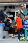 Amsterdam 13 april 2015  
Connie Breukhoven en vriend Eugene v Dun eten ijsje bij pisa