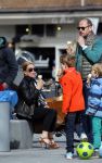 Amsterdam 13 april 2015  
Connie Breukhoven en vriend Eugene v Dun eten ijsje bij pisa