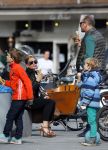 Amsterdam 13 april 2015  
Connie Breukhoven en vriend Eugene v Dun eten ijsje bij pisa