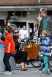 Amsterdam 13 april 2015  
Connie Breukhoven en vriend Eugene v Dun eten ijsje bij pisa