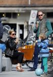 Amsterdam 13 april 2015  
Connie Breukhoven en vriend Eugene v Dun eten ijsje bij pisa