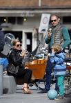 Amsterdam 13 april 2015  
Connie Breukhoven en vriend Eugene v Dun eten ijsje bij pisa