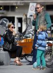 Amsterdam 13 april 2015  
Connie Breukhoven en vriend Eugene v Dun eten ijsje bij pisa