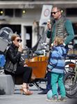 Amsterdam 13 april 2015  
Connie Breukhoven en vriend Eugene v Dun eten ijsje bij pisa
