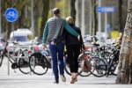 Amsterdam 13 april 2015  
Connie Breukhoven en vriend Eugene v Dun eten ijsje bij pisa