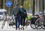 Amsterdam 13 april 2015  
Connie Breukhoven en vriend Eugene v Dun eten ijsje bij pisa