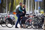 Amsterdam 13 april 2015  
Connie Breukhoven en vriend Eugene v Dun eten ijsje bij pisa