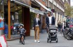 Amsterdam 17 april 2015
Doutzen Kroes en Sunnery James met hun kinderen in Amsterdam zuid.