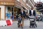 Amsterdam 17 april 2015
Doutzen Kroes en Sunnery James met hun kinderen in Amsterdam zuid.