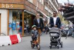 Amsterdam 17 april 2015
Doutzen Kroes en Sunnery James met hun kinderen in Amsterdam zuid.
