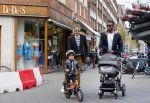 Amsterdam 17 april 2015
Doutzen Kroes en Sunnery James met hun kinderen in Amsterdam zuid.