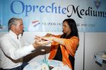 Utrecht 25 april 2015
Dries Roelvink tijdens healing bij medium .