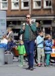 Amsterdam 13 april 2015  
Connie Breukhoven en vriend Eugene v Dun eten ijsje bij pisa