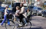 Amsterdam 14 april 2015
Evelyne Struik met kinderen in Amsterdam