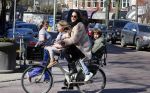 Amsterdam 14 april 2015
Evelyne Struik met kinderen in Amsterdam